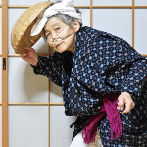 「自撮りおばあちゃん」西本喜美子の写真展『遊ぼかね』開催