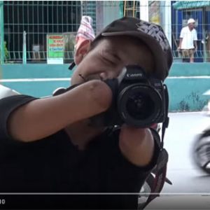 動画：四肢に障害を持つインドネシアの写真家　カートを乗り回しパソコンで画像編集もこなす