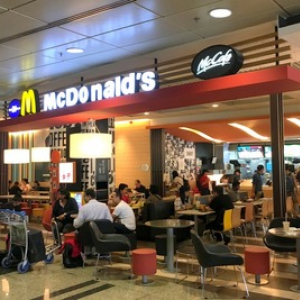【シンガポール 最新レポ】 マクドナルドで限定「ナシレマ・バーガー」を食す