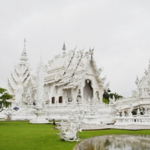 【タイ 最新レポ】 タイ唯一！ チェンライにある人気スポット「白亜の寺院」ワット・ロンクン