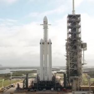 SpaceX、発射台の巨大ロケット「Falcon Heavy」の様子を公開