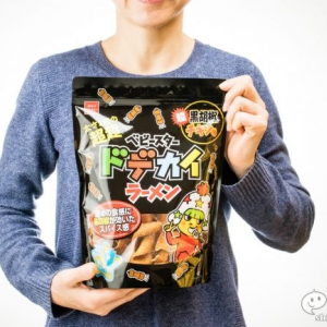 『超超ドデカイラーメン超黒胡椒チキン味』ちまちま食べないベビースターにさらなる大きさ2倍版のおつまみ系！