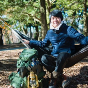 「寒くても不便でもくつろぐためには、スキルが要る。だから何度も行きたくなる」―うしろシティ・阿諏訪泰義、男の“キャンプ”を語る