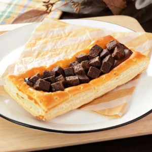 【パイの上にチョコがごろごろ♪】ローソン「キャラメルの風味豊かなチョコレートパイ」新発売
