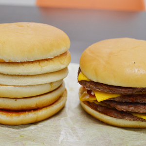 マクドナルドの『ダブダブチ』はチーズバーガー4個から作ったほうが幸せになれることが判明！