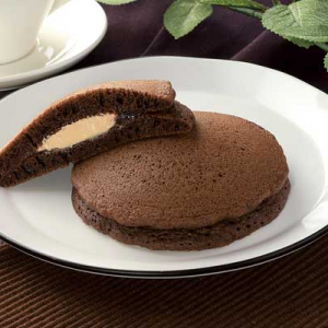 【もっちりパンケーキ♪】ローソン「もちっとチョコパンケーキ チョコクリーム＆アーモンドホイップ 2個入」新発売