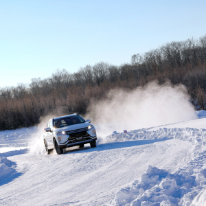 三菱 エクリプス クロスを雪上で試乗。今のところコレが「横置きエンジン最強の4WD」だ