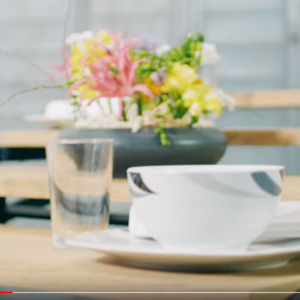 ダイニングテーブルが一瞬でシェルフに変身　ドイツ製『SWING』は日本の住宅事情にもマッチ