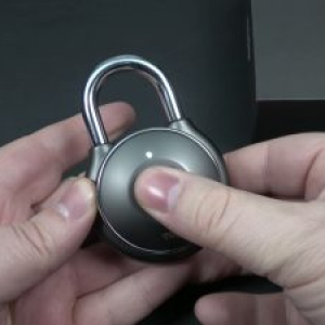 指紋認証で開錠できる南京錠「Tapplock One」は、アプリで鍵のシェアも