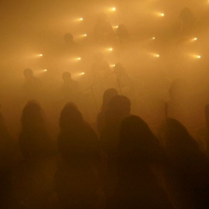 ノベンバ小林、ヤンナオ、BoysAgeらが霧の中パフォーマンス『Fog.』開催