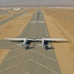 世界最大の航空機Stratolaunch、今夏に初飛行へ