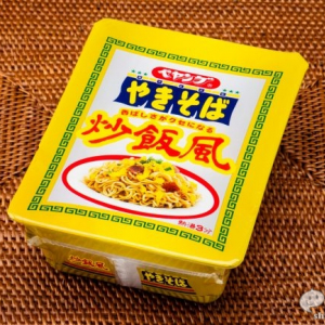 チャーハン＋やきそばセットが一緒くたになった!? 知る人ぞ知るあみ印とのコラボ商品『ペヤング 炒飯風やきそば』