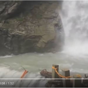 動画：マジ？　この道行っちゃいます？　滝のような激流を通る“世界で最も危険な道路”