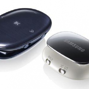 Samsung、Galaxy S IIIと一緒に専用アクセサリー・周辺機器、小型MP3プレイヤー「S Pebble」も発表