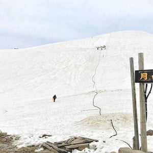 【春から夏に営業するスキー場!?】常識破りの月山スキー場に行ってみた