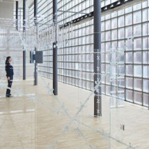 ミルチャ・カントル日本初個展、銀座メゾンエルメスのガラスブロックから着想