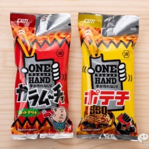 スナック菓子を飲む時代!? 『ワンハンド スティックカラムーチョ ホットチリ味』『ワンハンド ポテチ 濃厚BBQ』は手を汚さない“ながら”の味方