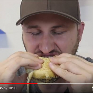 動画：いかにも不味そうなハンバーガーの缶詰を試食したロシア人の反応は？
