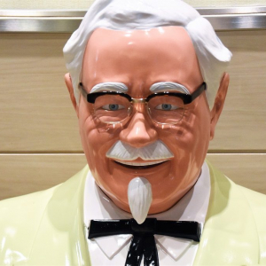 KFCの新カーネル・サンダース像を見てきた！　どこが変わった？