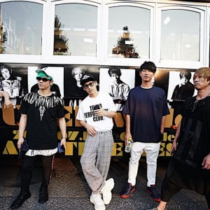 UVERworld、ベスト・アルバム発売日にラッピングバスで渋谷に登場