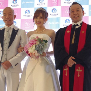 幸せ新婚オーラ全開の菊地亜美が純白ドレスで登場！500円婚活フリーパスで夏の街コン楽しんじゃお！！