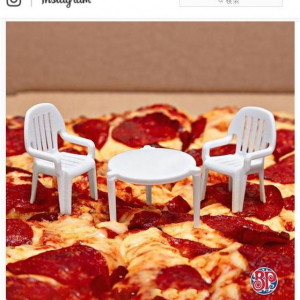 宅配ピザのド真ん中にデーンと座ってるアイツをテーブルに見立てたピザ屋のちょっとした遊び心