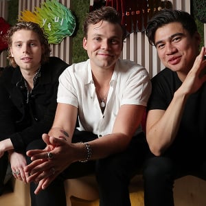 来日中の5SOS、日本のロカビリー文化がテーマの「ヤングブラッド」MVを公開