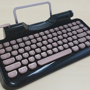 『Makuake』で即日目標金額を達成　タイプライター調デザインのメカニカルキーボード『Rymek』フォトレビュー