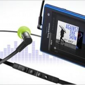 Sony Mobile、マイク付きステレオヘッドセット「LiveSound」のXperia NX、Xperia acro HD専用モデル（MH1c）を発売