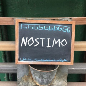 営業は夏休みだけ！渋谷、のんべい横丁のギリシャカフェ「NOSTIMO」