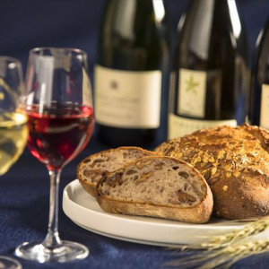 【星野リゾート　トマム】の「つき夜のパンまつり」で十勝小麦のパンとワインのマリアージュを楽しむ