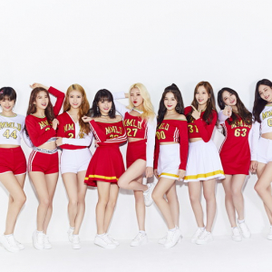 MOMOLAND、赤×白のスポーティーな新アー写を公開