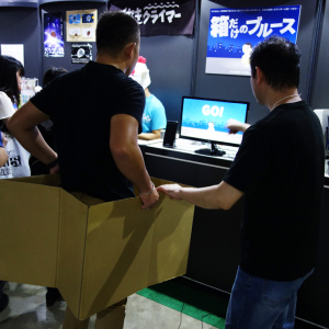 東京ゲームショウ 2018：コントローラーは段ボール箱！　あほげー生まれBitSummit育ちの問題作『箱だけのブルース』が話題に