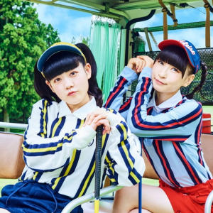 藤咲彩音（でんぱ組.inc）＆ 星野にぁ（妄キャリ）、ユニット新曲MVで「グリーンマン」を追いかける