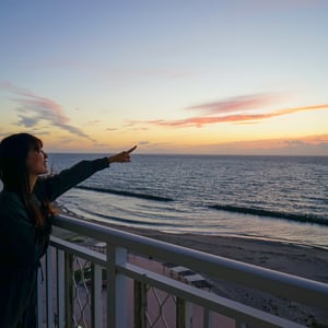 「夕映えソムリエ」のいる宿で、日本海に沈む絶景の夕日を堪能！