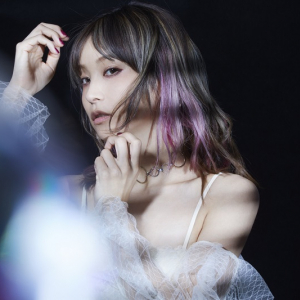 LiSA、新曲「ADAMAS」MV解禁　12/12発売シングル『赤い罠(who loves it?) / ADAMAS』のジャケット写真も公開