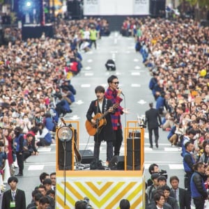 コブクロ、地元・大阪で過去最大ストリートライブ＆ダウンタウンとも対面