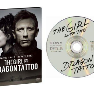 『ドラゴン・タトゥーの女』DVD、日本でも“海賊版”仕様で発売決定！―全米発売時に話題となった盤面デザインを踏襲