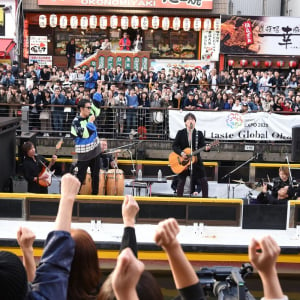 コブクロ、大阪・道頓堀での『ベストヒット歌謡祭』船上ライブ収録に5,000人が騒然