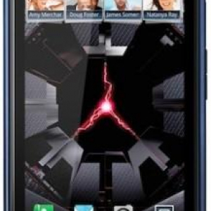 米Verizon、Motorola Droid RAZRのブルーカラーを5月17日に発売