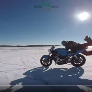 動画：氷上スタント撮影中のハプニング　倒れないバイクの罠にドッタンバッタン大騒ぎ！