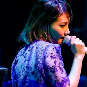 佐藤千亜妃、カヴァーライブ【VOICE】をビルボードライブにて開催　ソロ曲も披露された特別な一夜の模様をレポート