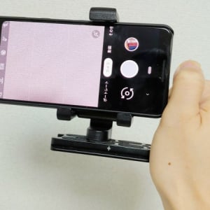 「スマホにもカメラグリップを」 カメラ用L型プレートとスマホホルダーで再現