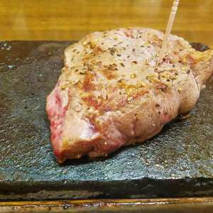 溶岩石プレートで焼く肉塊！　替え肉システムもうれしい沖縄の「やっぱりステーキ」