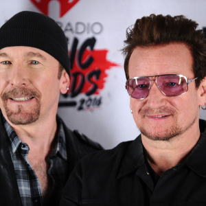 U2ボノ＆ジ・エッジ、チャリティのためクリスマス・イブにストリート・ライブを行う