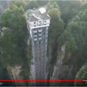 その大陸的な発想は嫌いじゃない　中国の世界遺産にそびえたつ巨大な屋外エレベーター