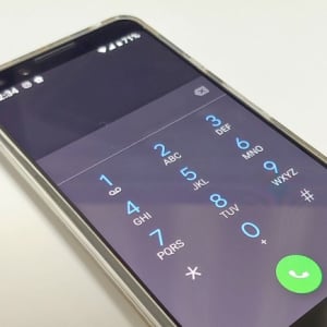 Android純正電話アプリをダークテーマにして見やすくする