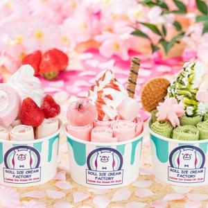 「ロールアイスクリームファクトリー」に人気フレーバーと桜を合わせた3品！ストロベリー・バニラ・抹茶♪