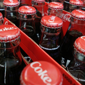 【3月12日は何の日…！？】アメリカで瓶詰コカ・コーラが初めて販売された日！一方その頃日本では…