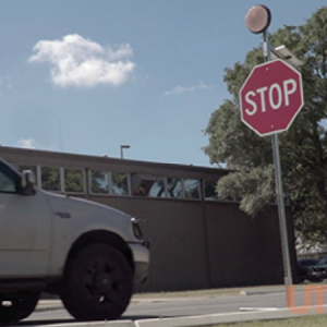 車両の接近を自動で検知して標識を点滅させる、スマート道路標識が開発される